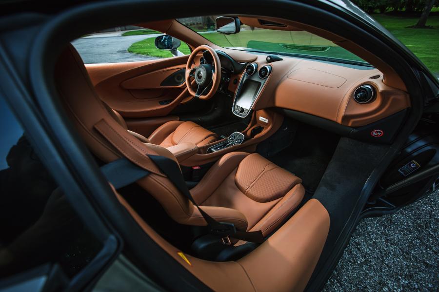 Интерьер McLaren 570S Coupe 2015 года  (US) (фото 8 из 26)